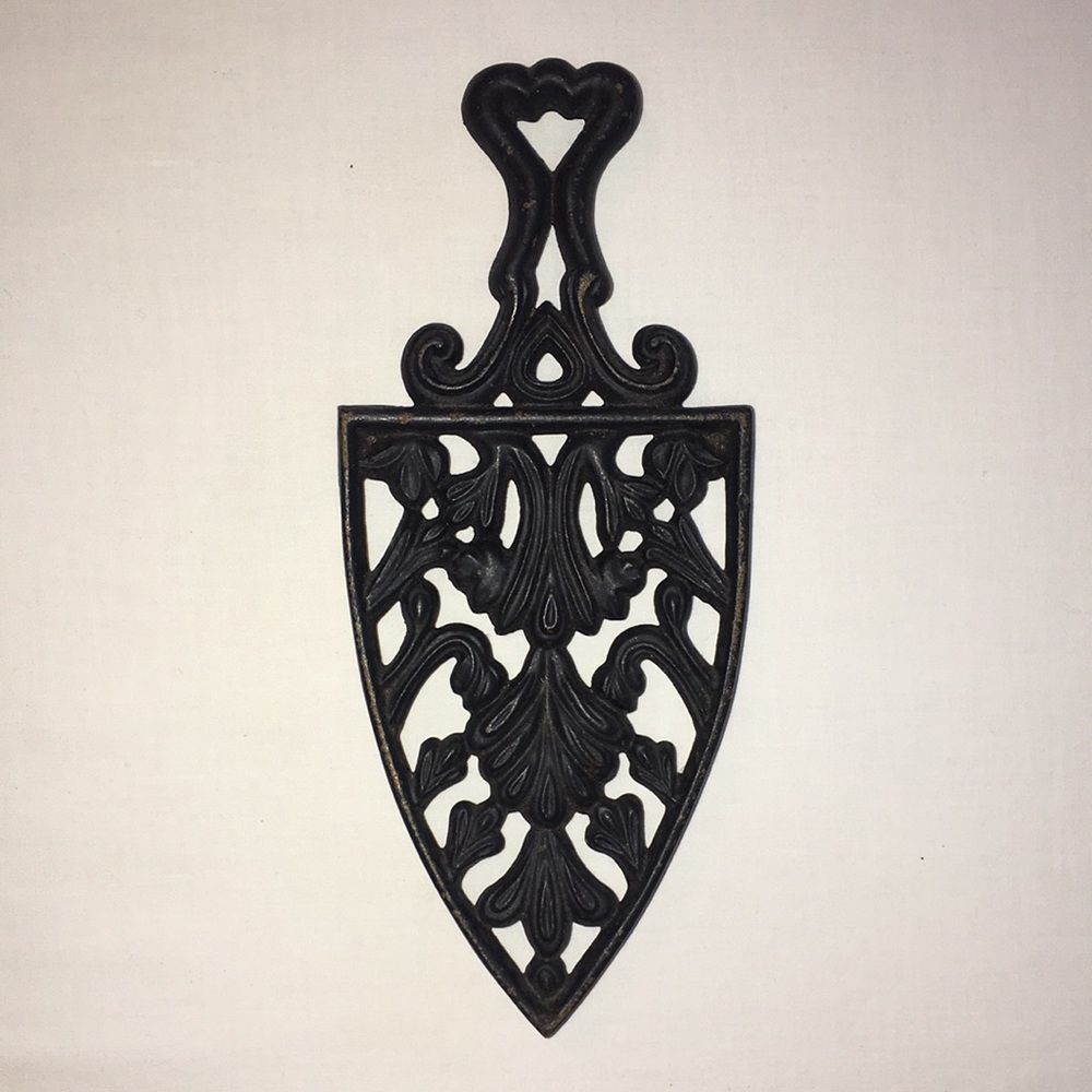 Vintage Virginia Metalcrafters Cast Iron Trivet